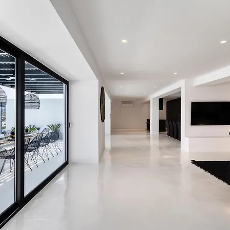 Psarou Black Villa